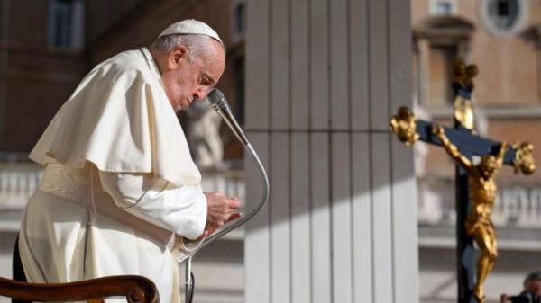 Uprene sa dívam na každého z vás a dotýkam sa vášho srdca. Žehnám vás všetkých!